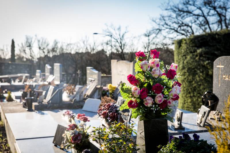 Marbrerie Funéraire du Pays Aixois, monument funéraire fleurs naturelles sépulture Aix-en-Provence